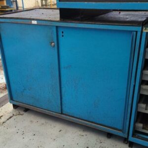 Etabli de marque Lista ouvrant par 2 portes coulissantes sur 12 tiroirs. Dimensions :113 x 143 x 80 cm. Transportable par transpalette.
