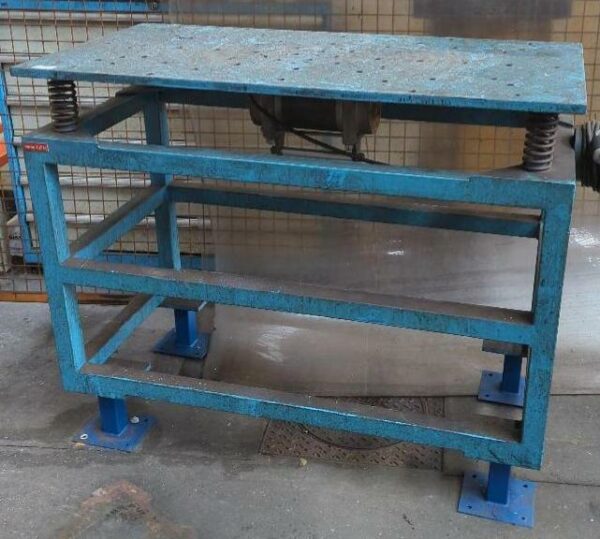 Etabli à plateau sur ressort. Charge max 400 kg. 103 x 122 x 61 cm