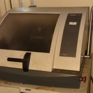 Machine de découpe tronçonneuse de marque Struers.