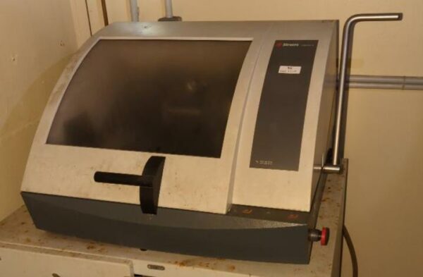 Machine de découpe tronçonneuse de marque Struers.