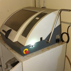 Machine de découpe tronçonneuse de marque Struers. – Image 2