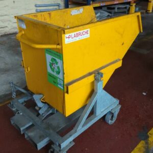 Benne sur roulettes de marque Labruche. Charge utile 1000 kg.