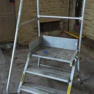 Plateforme sur 2 roulettes à 2 marches de marque ABA. Charge maxi 200 kg. 161 x 72 x 90 cm.