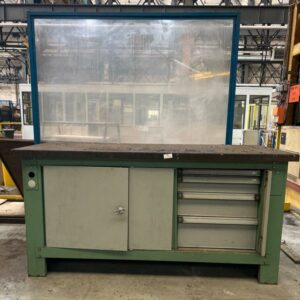 Établi avec écran de protection en plexiglas, ouvrant à 1 porte et 3 tiroirs en métal vert et gris. 87 x 96 x 75 cm.