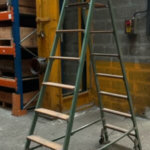 Escabeau double métallique pliable vert 7 marches en bois sur roulettes. 220 x 143 x 42 cm