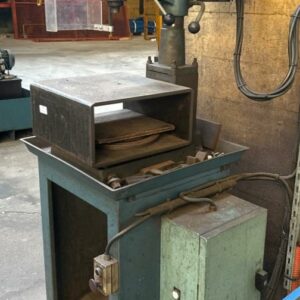 Perceuse verticale avec plateau métallique et protection Dresser de 1981 moteur Leroy Somer type LS 80L3. 170 x 80 x 60 cm