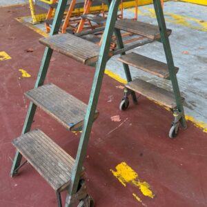 Escabeau double métallique vert sur roulettes 5 marches plateaux bois non pliable. 98 x 100 x 34 cm