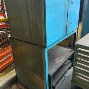 Armoire d'atelier en 2 parties, partie haute en bois avec 2 portes, partie basse métallique avec 2 plateaux dont 1 coulissant 153 x 120 x 70 cm