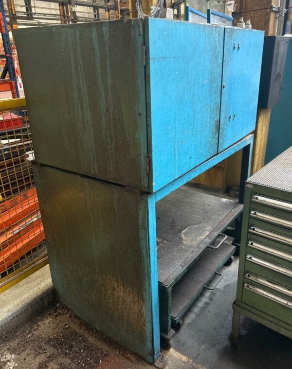 Armoire d'atelier en 2 parties, partie haute en bois avec 2 portes, partie basse métallique avec 2 plateaux dont 1 coulissant 153 x 120 x 70 cm