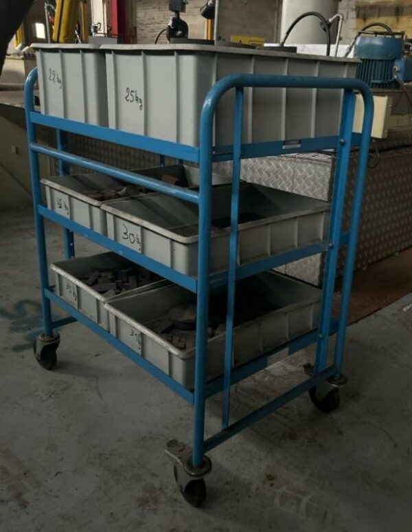Chariot 3 plateaux de marque Eurokraft. Charge max 200 kg. 110 x 90 x 60 cm