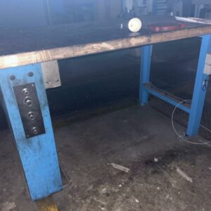 Etabli métallique bleu à commandes, plateau en bois. 89 x 150 x 80 cm – Image 2