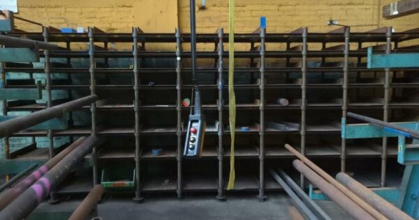 Etagères en acier pour petits cylindres. 207 x 500 x 111 cm