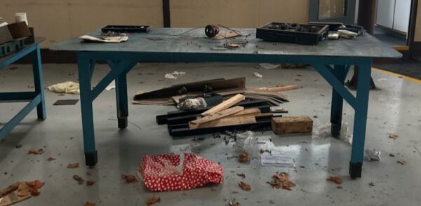 Lot de 2 tables métalliques bleues. 79 x 200 x 100 cm et 70 x 150 x 100 cm (bât 30)