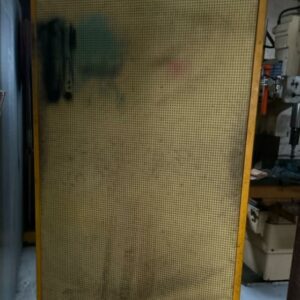 2 paravents d’atelier métalliques jaunes sur roulettes. 220 x 127 x 50 cm (bât 30)