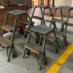 4 tabourets métalliques d’atelier sur roulettes marches en bois. 3 de 74 x 80 x 35 cm et 1 de 50 x 60 x 33 cm (bât 30)