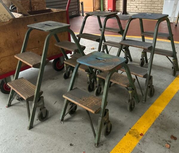 4 tabourets métalliques d’atelier sur roulettes marches en bois. 3 de 74 x 80 x 35 cm et 1 de 50 x 60 x 33 cm (bât 30)