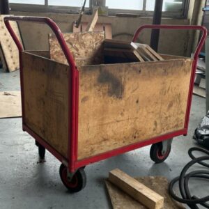Chariot armature métallique rouge et coffre en bois. 100 x 120 x 70 cm (bât 30)
