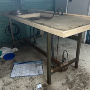 Table métallique sur plateau PVC avec cuve. 82 x 200 x 75 cm (mezza)