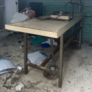 Table métallique sur plateau PVC avec cuve. 82 x 200 x 75 cm (mezza) – Image 3