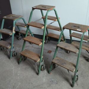 Lot de 3 escabeaux doubles sur roulettes en acier laqué vert et en bois