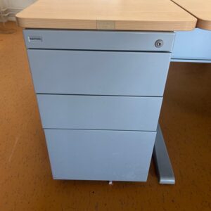 Bureau roneo d’angle plateau en bois hêtre piètement métallique en L gris
73x160x80x60 mc
Caisson hauteur bureau 3 tiroirs 73x42x78cm – Image 2
