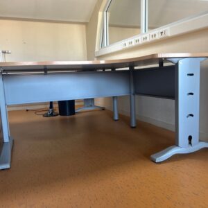 Bureau roneo d’angle plateau en bois hêtre piètement métallique en L gris
73x160x80x60 mc
Caisson hauteur bureau 3 tiroirs 73x42x78cm – Image 3