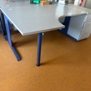 Bureau d’angle plateau en bois gris piètement métallique en L gris
73x160x80x60 mc
Caisson hauteur bureau 3 tiroirs 73x42x78cm – Image 2