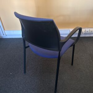 Fauteuil visiteurs 4 pieds tissu
Violet/noir – Image 2