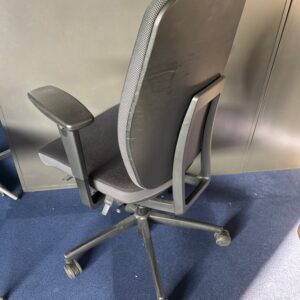 Fauteuil sur roulettes 
Assise et dossier en tissu noir 
Piètement noir – Image 2