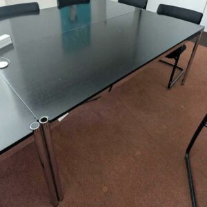 Table de marque USM HALLER modèle T69, plateau rectangulaire en bois de couleur noire reposant sur une structure en acier chromé. 74 x 175 x 75 cm. (usures). 10 unités. Vendu avec faculté de réunion. Localisation : Canada 1er (2b06, 2b08, 2b10, 2b11, 2b12, 2b14, 2b15, 2b16C)