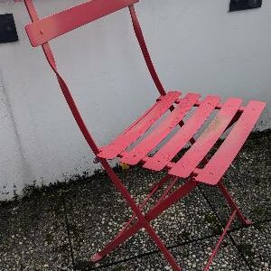 Mobilier de jardin pliable de marque FERMOB modèle Bistro comprenant une table ronde (72 x 60 cm) et 4 chaises en métal rouge (80 x 40 x 40 cm). Localisation : 10 rue du Ballon 93160 Noisy le Grand – Image 2