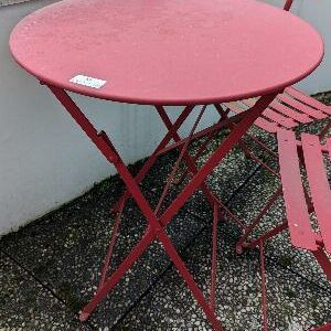 Mobilier de jardin pliable de marque FERMOB modèle Bistro comprenant une table ronde (72 x 60 cm) et 4 chaises en métal rouge (80 x 40 x 40 cm). Localisation : 10 rue du Ballon 93160 Noisy le Grand – Image 3