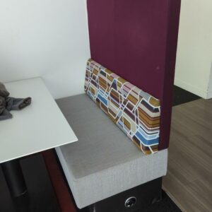 3 banquettes à haut dossier dont une double avec prises électriques, USB et RJ45 dans le socle. Hauteur 140 x 120 x 64 cm. Localisation : Tour Coeur Défense A - 100 esplanade Du Général de Gaulle 92400 Courbevoie – Image 3