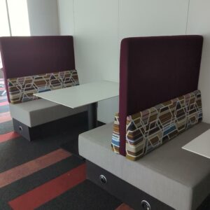 3 banquettes à haut dossier dont une double avec prises électriques, USB et RJ45 dans le socle. Hauteur 140 x 120 x 64 cm. Localisation : Tour Coeur Défense A - 100 esplanade Du Général de Gaulle 92400 Courbevoie – Image 4