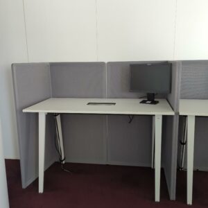 Cloison de séparation formant angle droit en résille grise. 150 x 80 x 80 cm. 6 unités vendues avec faculté de réunion. Localisation : Tour Coeur Défense A - 100 esplanade Du Général de Gaulle 92400 Courbevoie – Image 2