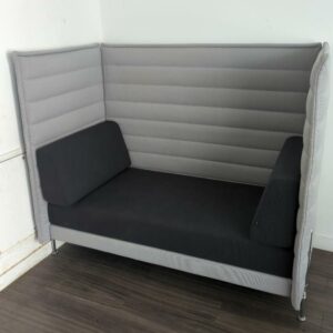 Canapé à haut dossier design Ronan et Erwan Bouroullec modèle Alcôve édition Vitra en tissu gris clair et anthracite. 137 x 157 x 86 cm. 2 unités vendues avec faculté de réunion. Localisation : Tour Coeur Défense A - 100 esplanade Du Général de Gaulle 92400 Courbevoie