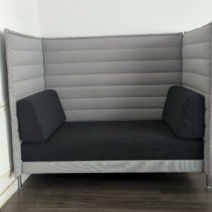 Canapé à haut dossier design Ronan et Erwan Bouroullec modèle Alcôve édition Vitra en tissu gris clair et anthracite. 137 x 157 x 86 cm. 2 unités vendues avec faculté de réunion. Localisation : Tour Coeur Défense A - 100 esplanade Du Général de Gaulle 92400 Courbevoie – Image 2