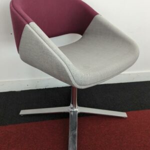 Fauteuil pivotant de marque OrangeBox recouvert de feutrine bicolore gris et violet sur piètement en étoile à 4 branches en métal chromé. (tâches). 79 x 55 x 74. 8 unités vendues avec faculté de réunion. Localisation : Tour Coeur Défense A - 100 esplanade Du Général de Gaulle 92400 Courbevoie