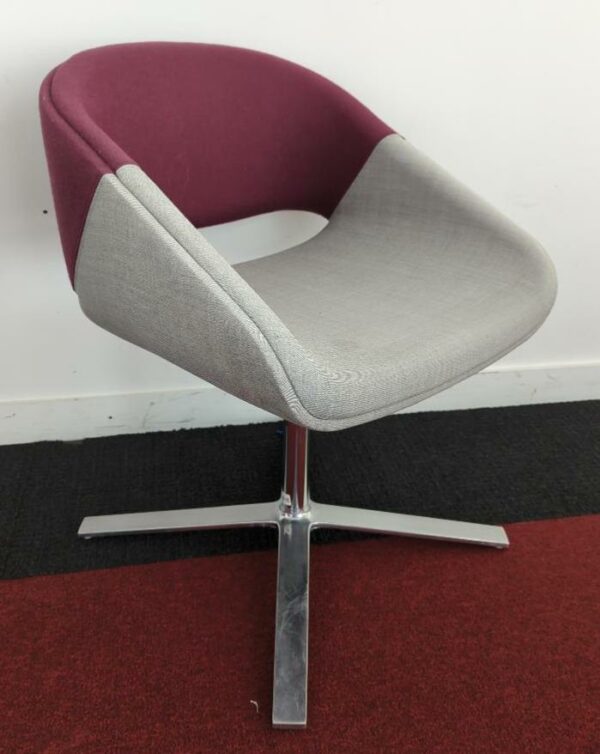 Fauteuil pivotant de marque OrangeBox recouvert de feutrine bicolore gris et violet sur piètement en étoile à 4 branches en métal chromé. (tâches). 79 x 55 x 74. 8 unités vendues avec faculté de réunion. Localisation : Tour Coeur Défense A - 100 esplanade Du Général de Gaulle 92400 Courbevoie
