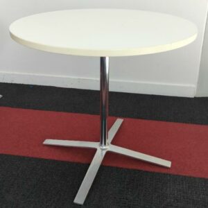 Table ronde de marque OrangeBox, plateau en bois stratifié blanc, piétement en étoile à 4 branches en métal chromé. 73 x 80 cm. 2 unités vendues avec faculté de réunion. Localisation : Tour Coeur Défense A - 100 esplanade Du Général de Gaulle 92400 Courbevoie