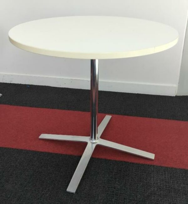 Table ronde de marque OrangeBox, plateau en bois stratifié blanc, piétement en étoile à 4 branches en métal chromé. 73 x 80 cm. 2 unités vendues avec faculté de réunion. Localisation : Tour Coeur Défense A - 100 esplanade Du Général de Gaulle 92400 Courbevoie
