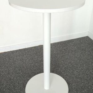 Mange debout en bois stratifié blanc sur un pied colonne en acier laqué blanc. 105 x 60 cm. 2 unités vendues avec faculté de réunion. Localisation : Tour Coeur Défense A - 100 esplanade Du Général de Gaulle 92400 Courbevoie