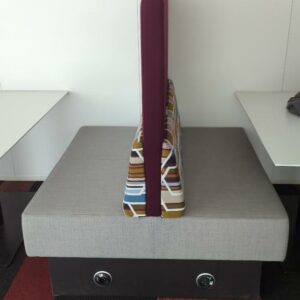 3 banquettes à haut dossier dont une double avec prises électriques, USB et RJ45 dans le socle. Hauteur 140 x 120 x 64 cm. Localisation : Tour Coeur Défense A - 100 esplanade Du Général de Gaulle 92400 Courbevoie – Image 2
