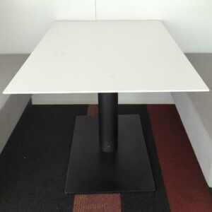 Table rectangulaire à plateau en bois stratifié blanc sur un pied colonne en acier laqué noir. 74 X 120 x 80 cm. 2 unités vendues avec faculté de réunion. Localisation : Tour Coeur Défense A - 100 esplanade Du Général de Gaulle 92400 Courbevoie
