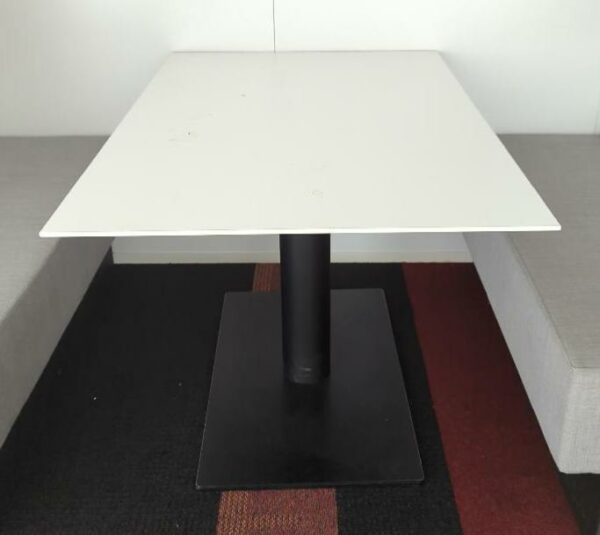 Table rectangulaire à plateau en bois stratifié blanc sur un pied colonne en acier laqué noir. 74 X 120 x 80 cm. 2 unités vendues avec faculté de réunion. Localisation : Tour Coeur Défense A - 100 esplanade Du Général de Gaulle 92400 Courbevoie