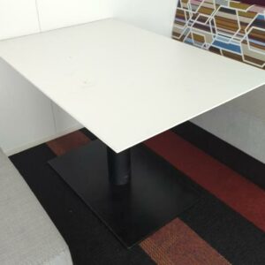 Table rectangulaire à plateau en bois stratifié blanc sur un pied colonne en acier laqué noir. 74 X 120 x 80 cm. 2 unités vendues avec faculté de réunion. Localisation : Tour Coeur Défense A - 100 esplanade Du Général de Gaulle 92400 Courbevoie – Image 2