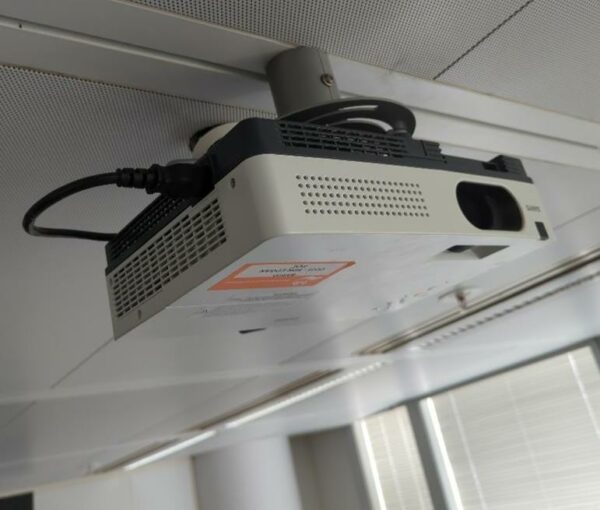 Vidéoprojecteur de marque Sanyo modèle PLC-XD2600. Localisation : Tour Coeur Défense A - 100 esplanade Du Général de Gaulle 92400 Courbevoie