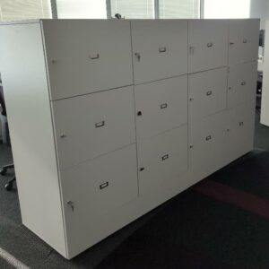 Casier à 12 compartiments en bois blanc. 150 x 250 x 63 cm. 17 unités vendues avec faculté de réunion. Localisation : Tour Coeur Défense A - 100 esplanade Du Général de Gaulle 92400 Courbevoie