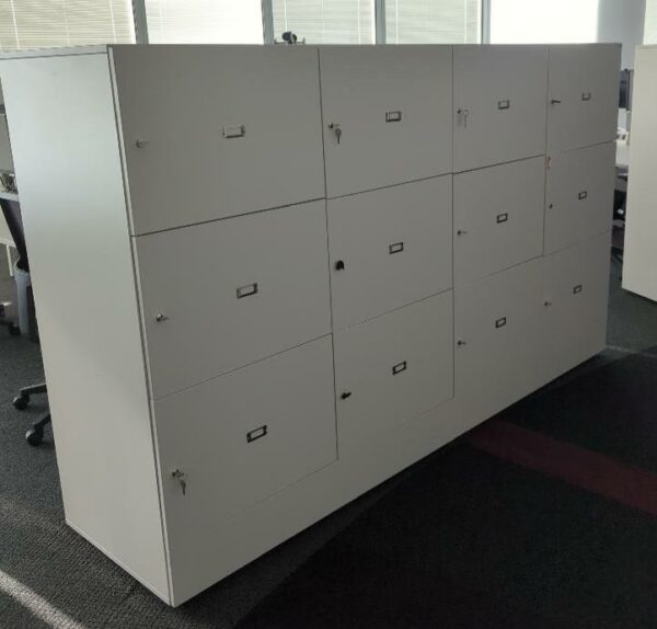 Casier à 12 compartiments en bois blanc. 150 x 250 x 63 cm. 17 unités vendues avec faculté de réunion. Localisation : Tour Coeur Défense A - 100 esplanade Du Général de Gaulle 92400 Courbevoie