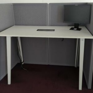 Table haute rectangulaire avec trappe technique électrifiée de marque Steelcase sur 4 pieds obliques en acier blanc. 100 x 160 x 80 cm. 3 unités vendues avec faculté de réunion. Localisation : Tour Coeur Défense A - 100 esplanade Du Général de Gaulle 92400 Courbevoie
